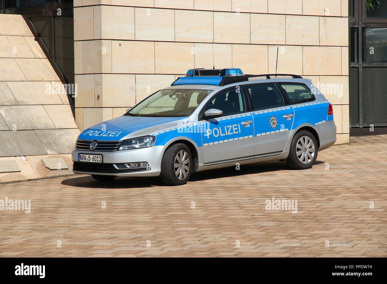 Düsseldorf, Deutschland - 8. JULI 2013: VW Passat auto Nordrhein-westfalen Polizei in Deutschland. NRW: Polizei beschäftigt 50.000 Menschen. Stockfoto