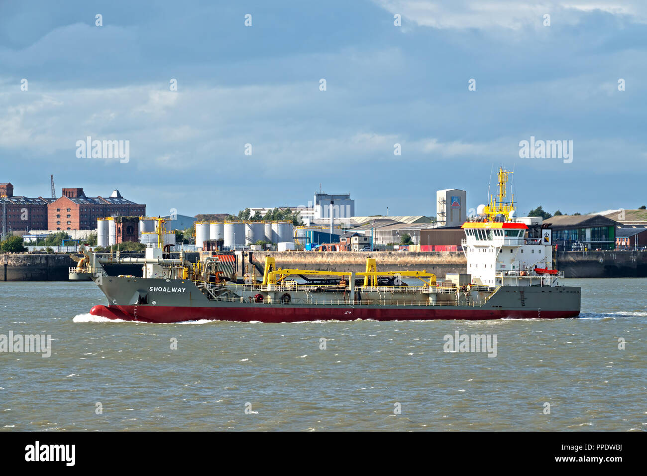 Shoalway ein Trailing Suction Hopper Schwimmbagger auf den Fluss Mersey Liverpool UK. Stockfoto