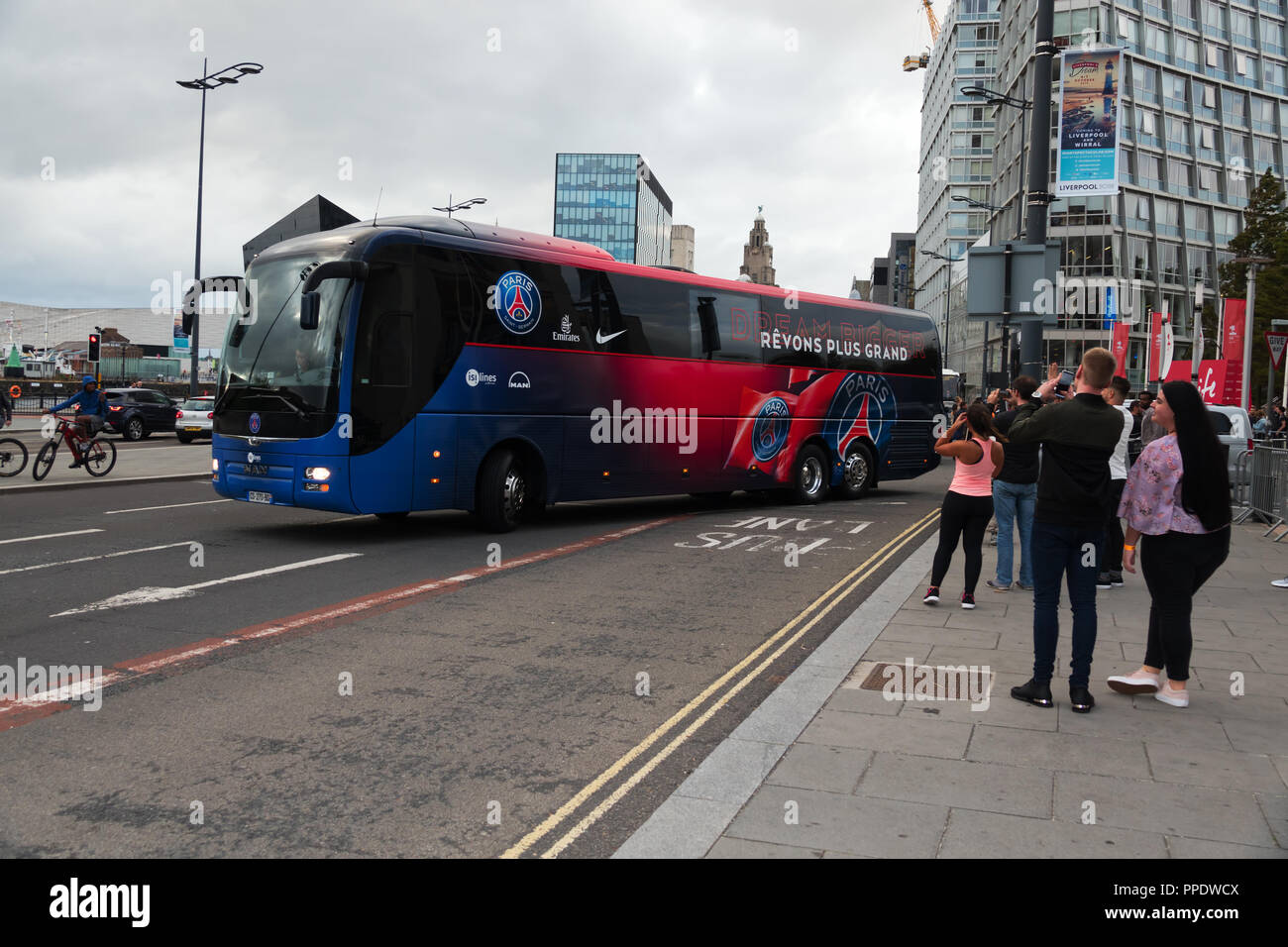 Die Paris Saint-germain Team Coach verlässt das Hilton Hotel auf dem Weg nach Anfield vor dem Champions League Spiel mit Liverpool im September 2018. Stockfoto