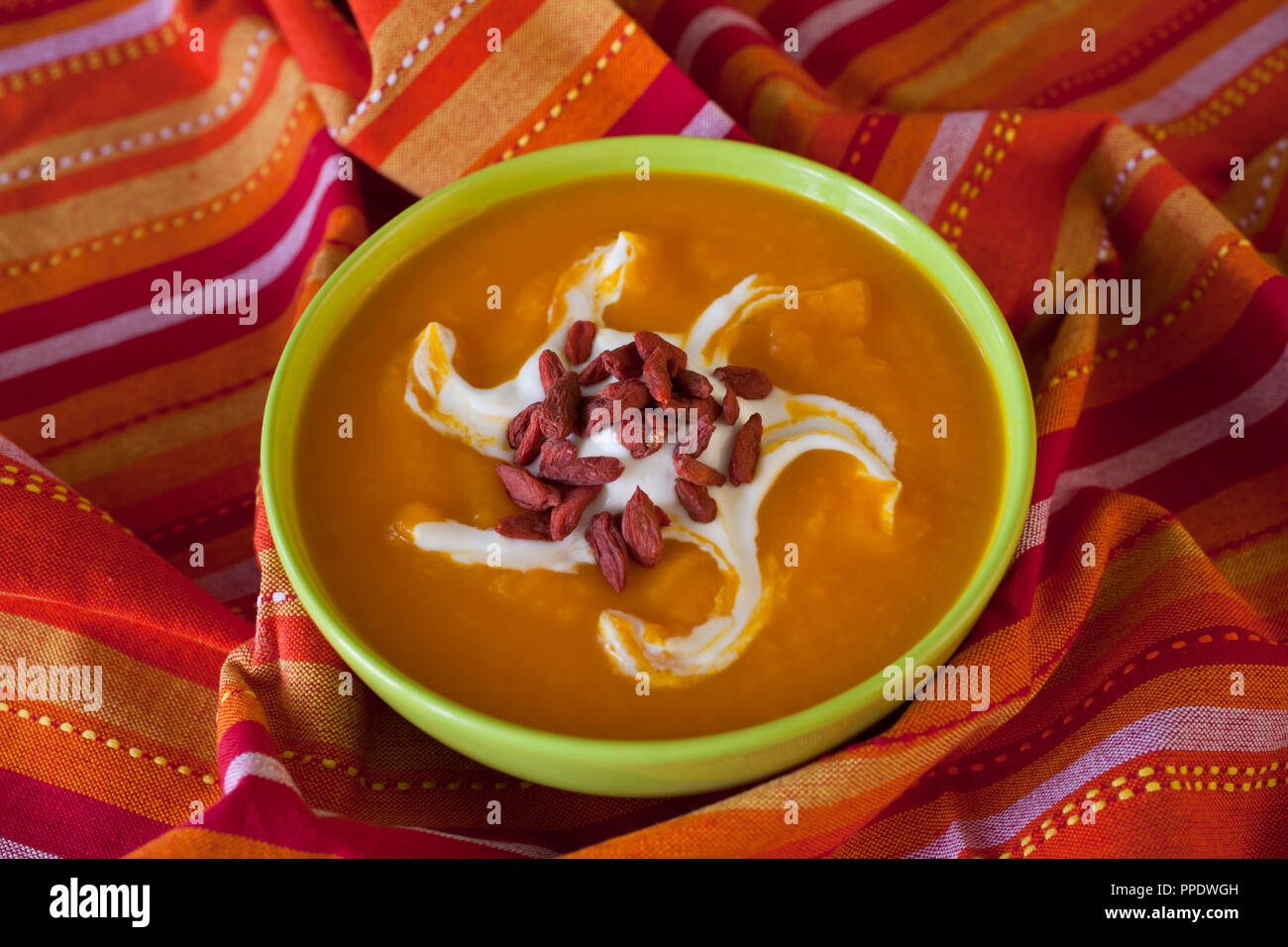 Hausgemachte Herbst Kürbis cremige Suppe auf hölzernen Tisch Stockfoto