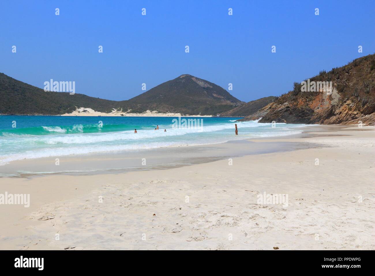 Cabo Frio, Brasilien - Prainhas Strand mit weißem Sand. Stockfoto