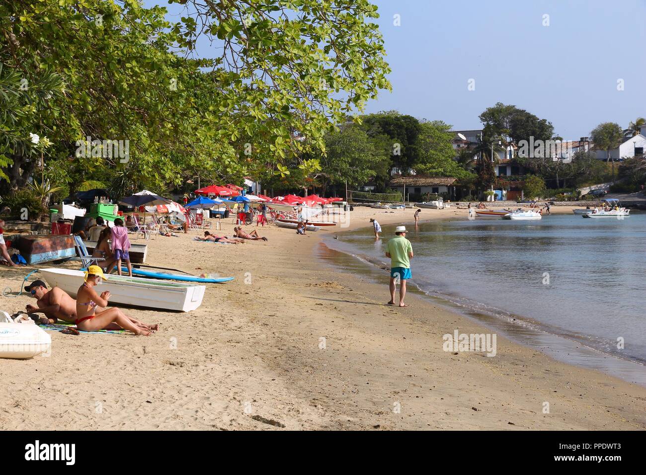 BUZIOS, BRASILIEN - Oktober 16, 2014: die Menschen besuchen Praia Ferradura in Buzios, Bundesstaat Rio de Janeiro in Brasilien. Brasilien hatte 5,17 Millionen Besucher in 2012 Stockfoto