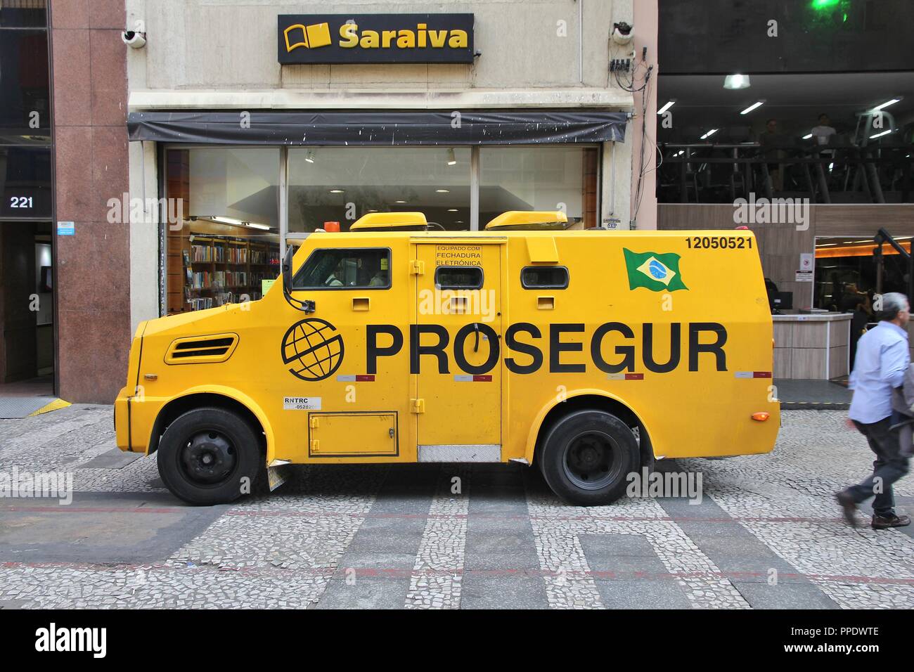 SAO PAULO, BRASILIEN - OKTOBER 6, 2014: die Menschen abholen, Geld aus dem Store in gepanzerten Fahrzeug in Sao Paulo, Brasilien. Überfälle und Gewaltverbrechen sind f Stockfoto