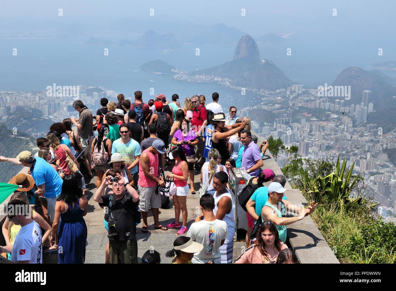 RIO DE JANEIRO, BRASILIEN - 19. OKTOBER 2014: Überfüllte scenic Neben die Christusstatue in Rio de Janeiro übersehen. In 2013 1,6 Mio. internationa Stockfoto