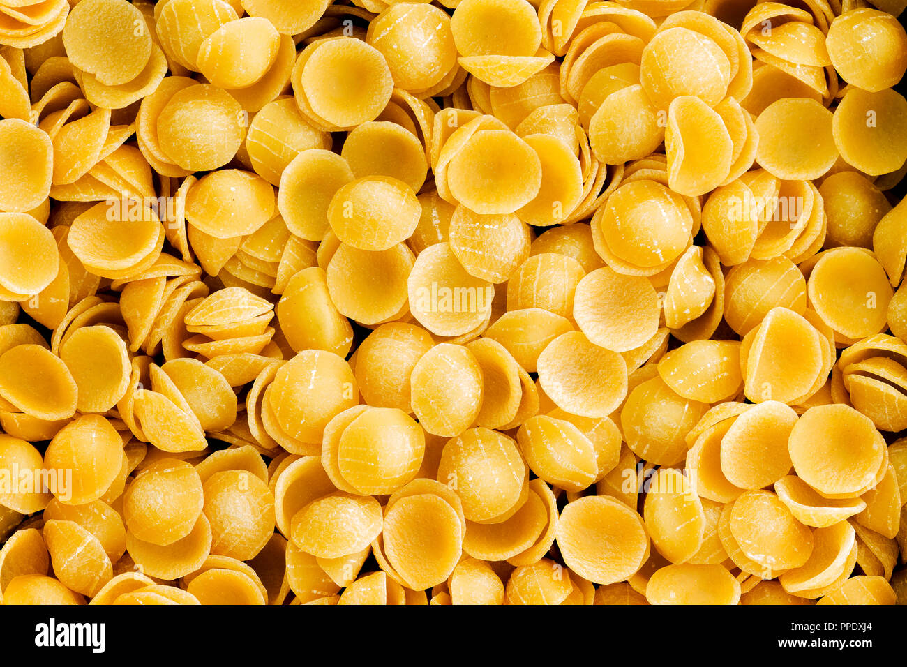 Full Frame Textur Hintergrund Der orecchiette Pasta wie kleine Ohren geprägt, eine Spezialität aus den südlichen Regionen Italiens Stockfoto