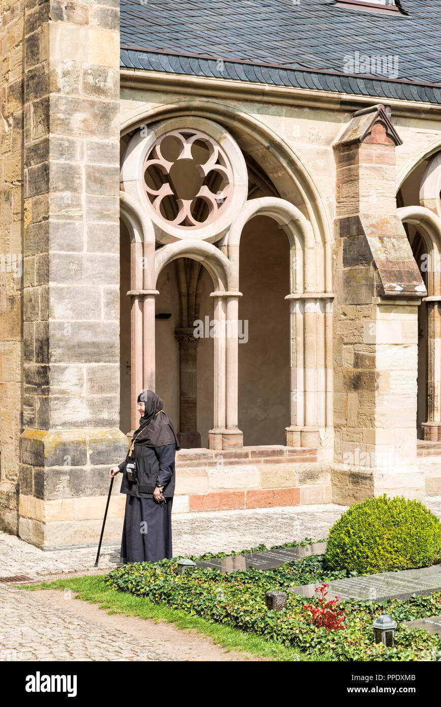 Trier, Deutschland, 17. August 2018: Frau in einer griechisch-orthodoxen Robe besucht ein Kloster in Trier, Trier ist eine sehr alte Stadt mit vielen alten Kirchen und Klöster Dom Stockfoto