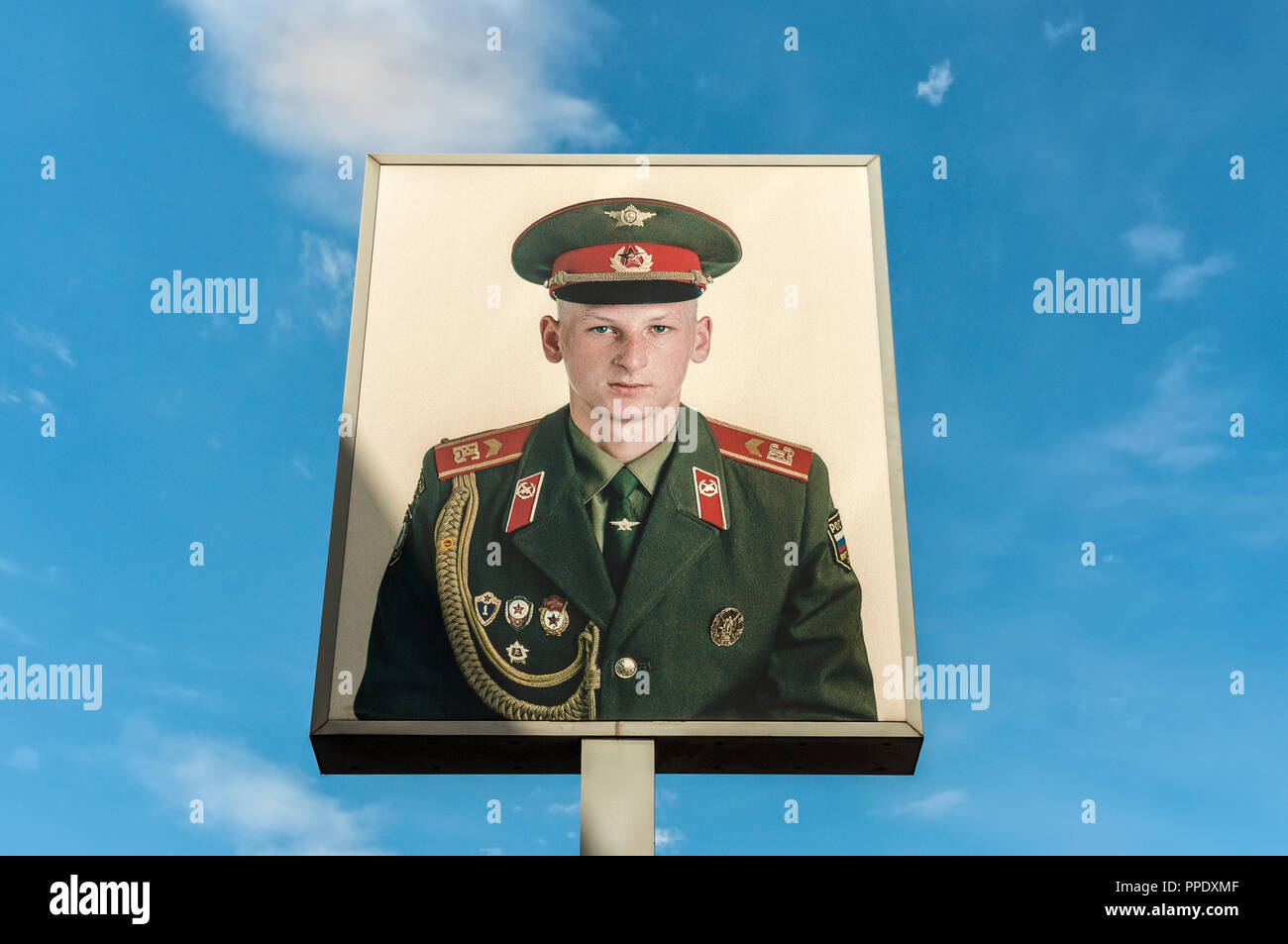 Berlin, Deutschland - 28. Mai 2017: Plakat der russischen Soldaten am Checkpoint Charlie in Berlin, Deutschland. Stockfoto