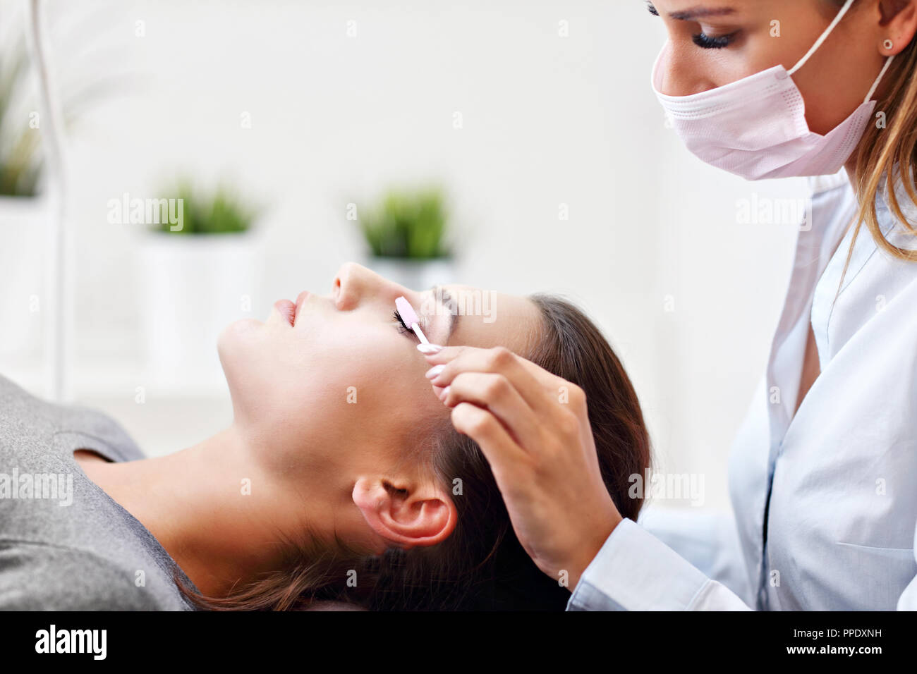 Erwachsene Frau in Eyelash Extension in professionellen Schönheitssalon Stockfoto