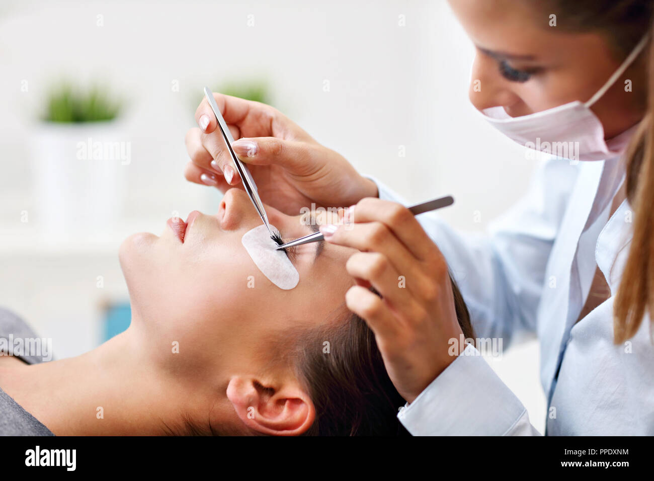 Erwachsene Frau in Eyelash Extension in professionellen Schönheitssalon Stockfoto