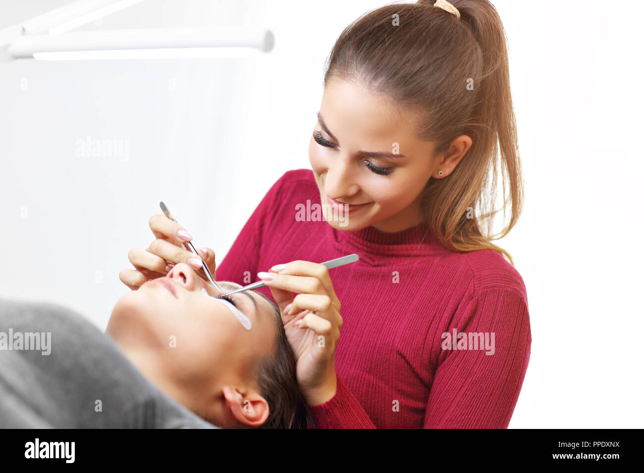 Erwachsene Frau in Eyelash Extension in professionellen Schönheitssalon Stockfoto