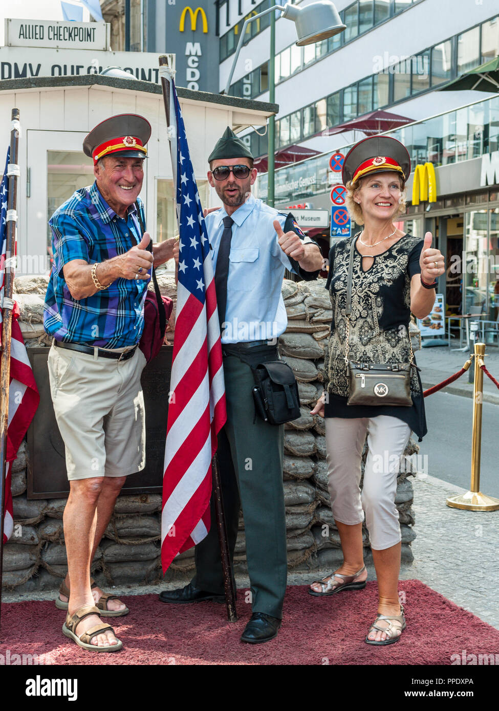 Berlin, Deutschland - 28. Mai 2017: Touristen auf der Straße in der Nähe von Soldaten am Checkpoint Charlie in Berlin. Checkpoint Charlie berühmten Passage zwischen der Wes Stockfoto