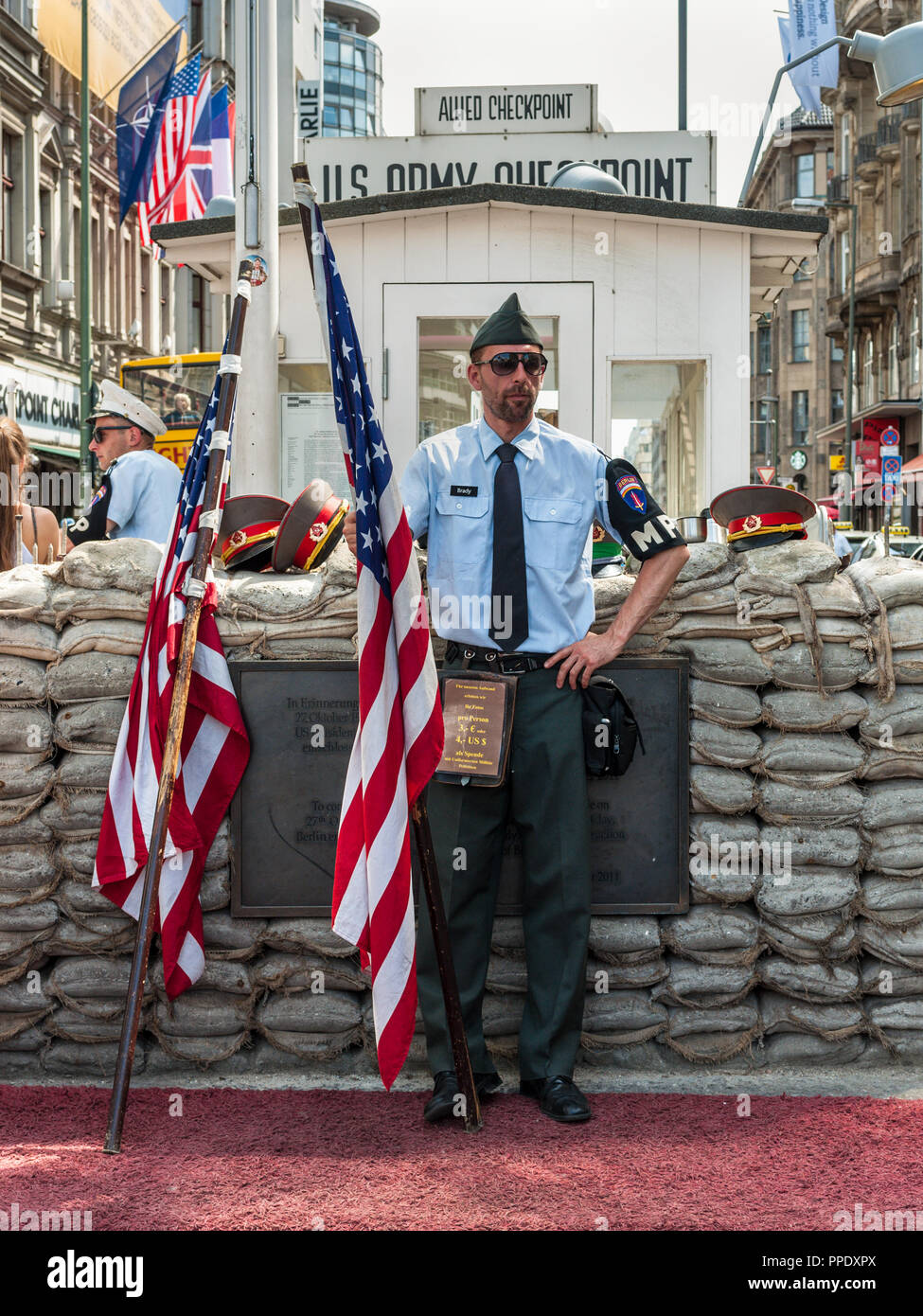 Berlin, Deutschland - 28. Mai 2017: Soldaten mit Uniform der Militärpolizei am Checkpoint Charlie in Berlin. Checkpoint Charlie berühmten Passage zwische Stockfoto