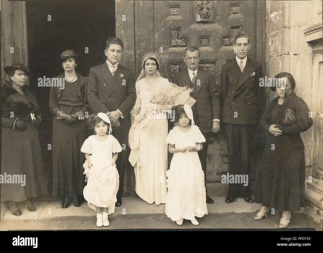 Mexikanische Vintage Hochzeit, Familie Mitglieder mit unbeeindruckt Teilflächen 1920er - 1930er Jahre. Stockfoto