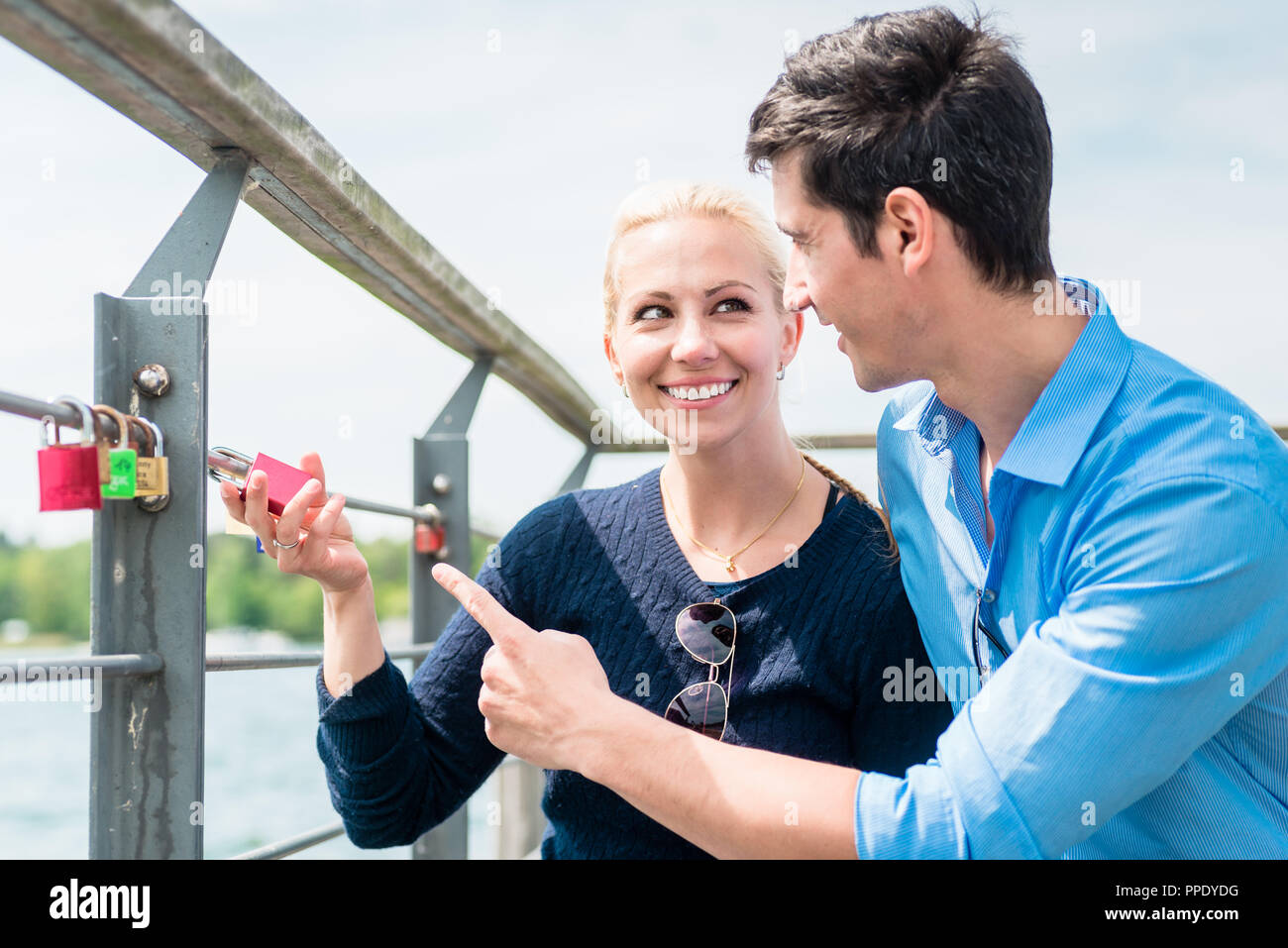 Paar in der Nähe der Schlösser hängen Zusatzscheinwerfer auf dem Dach Stockfoto