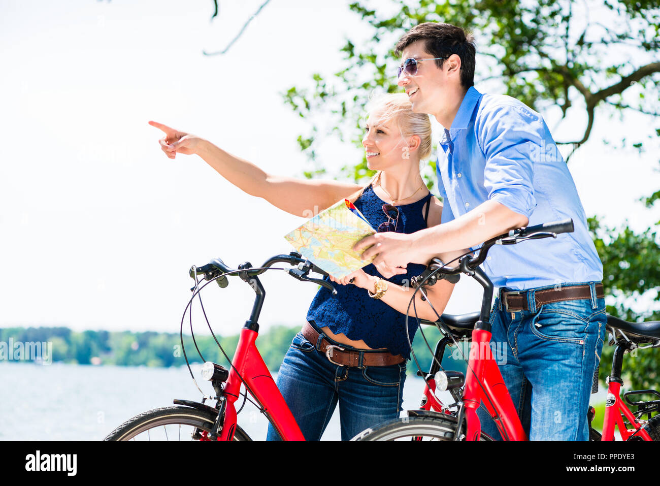 Mann an Frau irgendwo auf der Suche Stockfoto