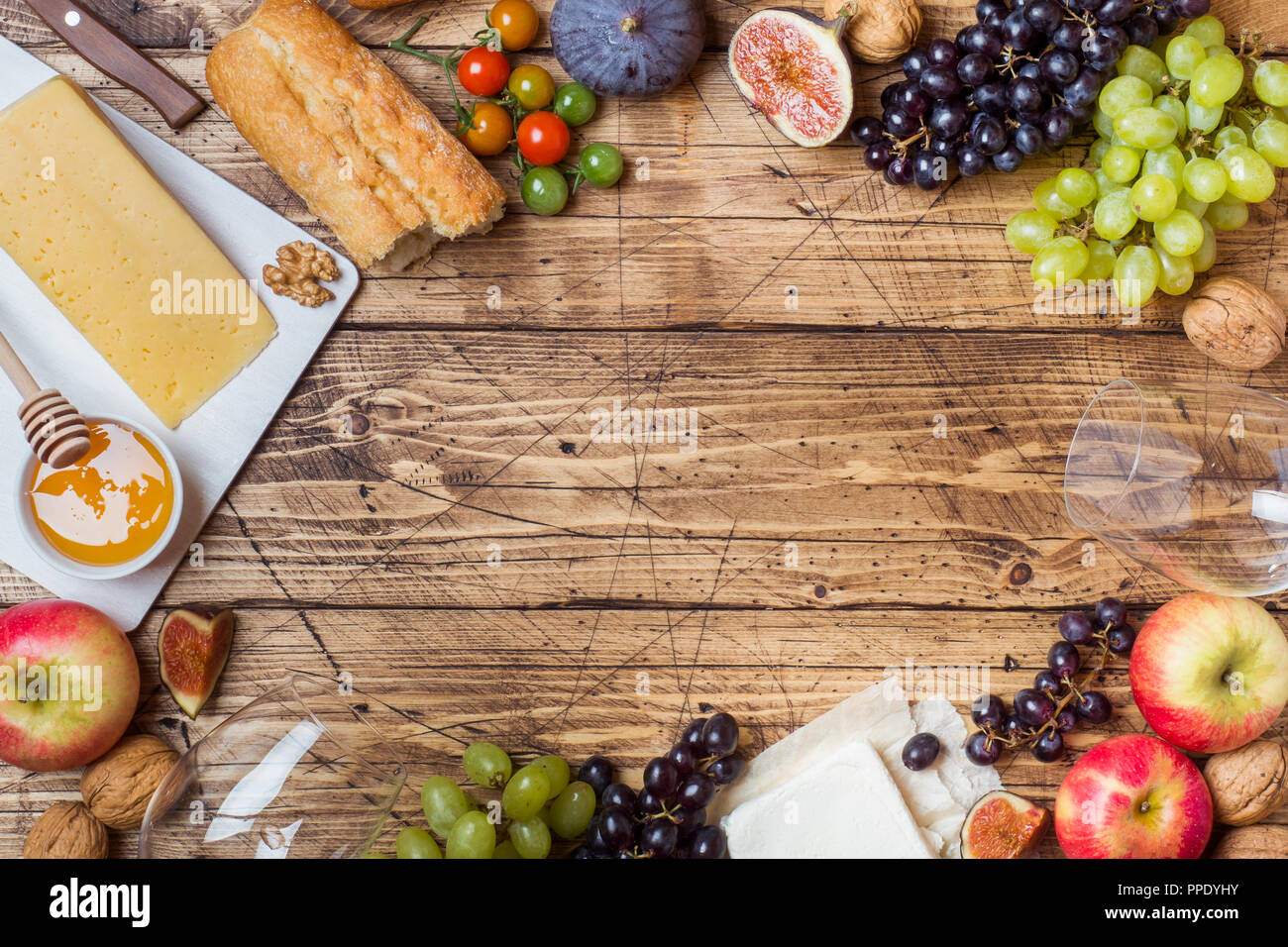 Käse, Wein, Baguette Trauben, Feigen, Honig und Snacks auf der ...