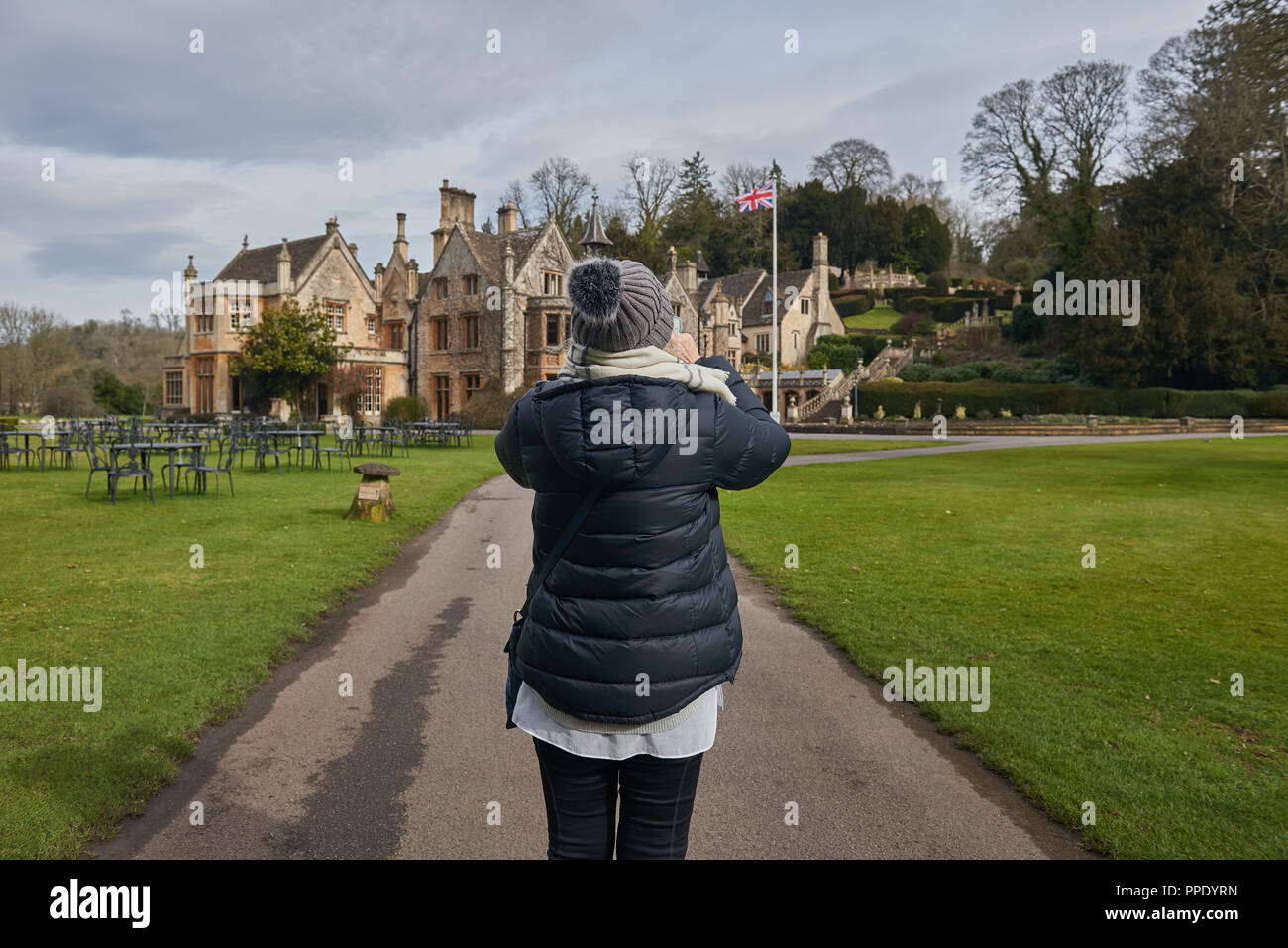 Weibliche Tourist, Bilder von berühmten Platz in England im Winter Stockfoto