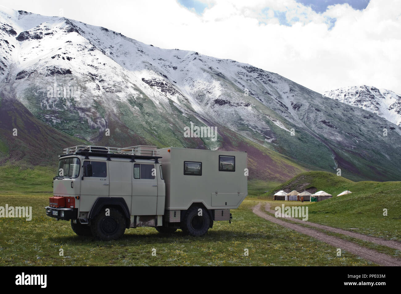 Touristische Lkw an einem verschneiten Morgen (Kirgisistan). Stockfoto