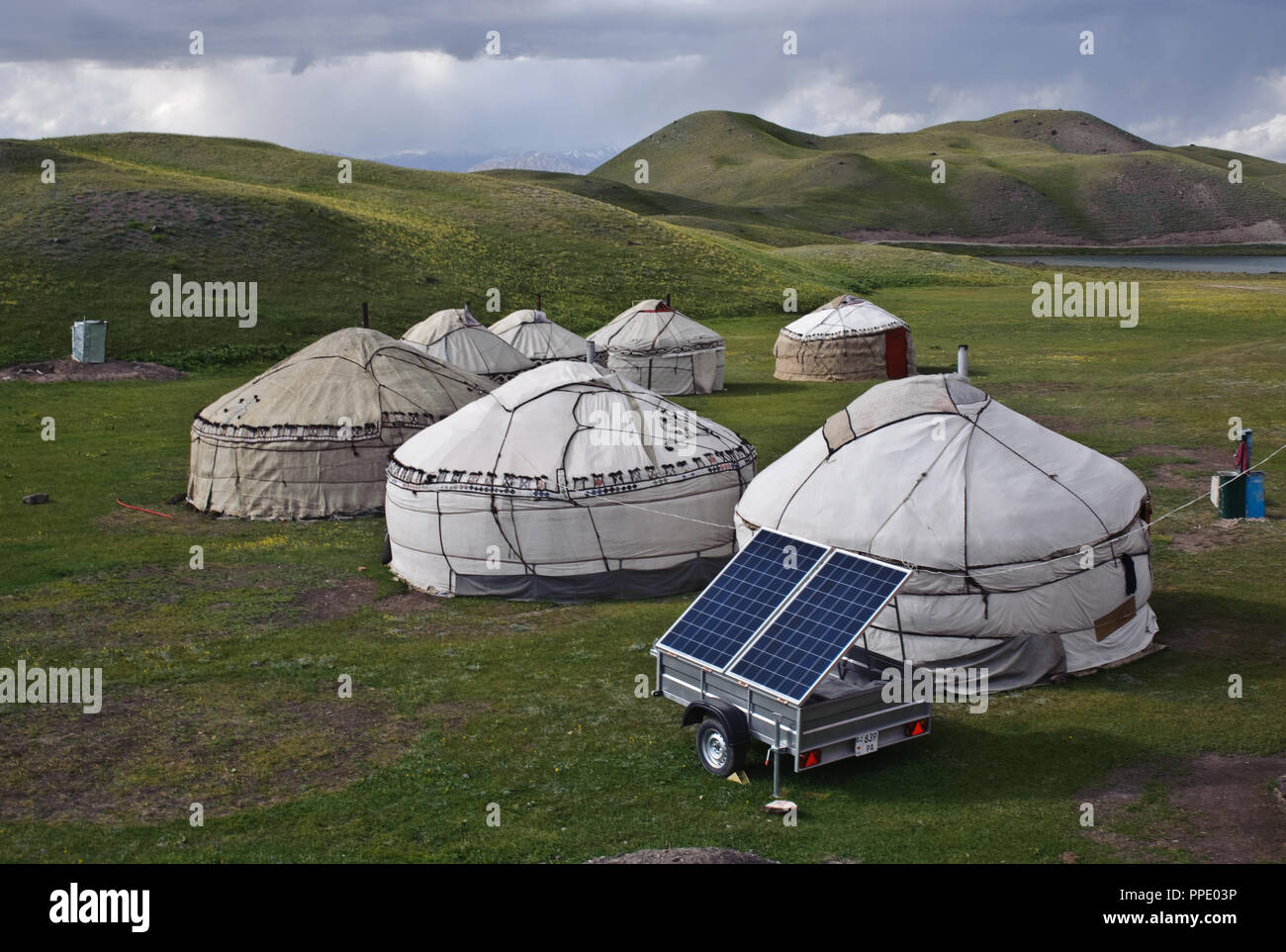 Jurtensiedlung für Touristen mit solar erzeugten Strom (Kirgisistan). Stockfoto