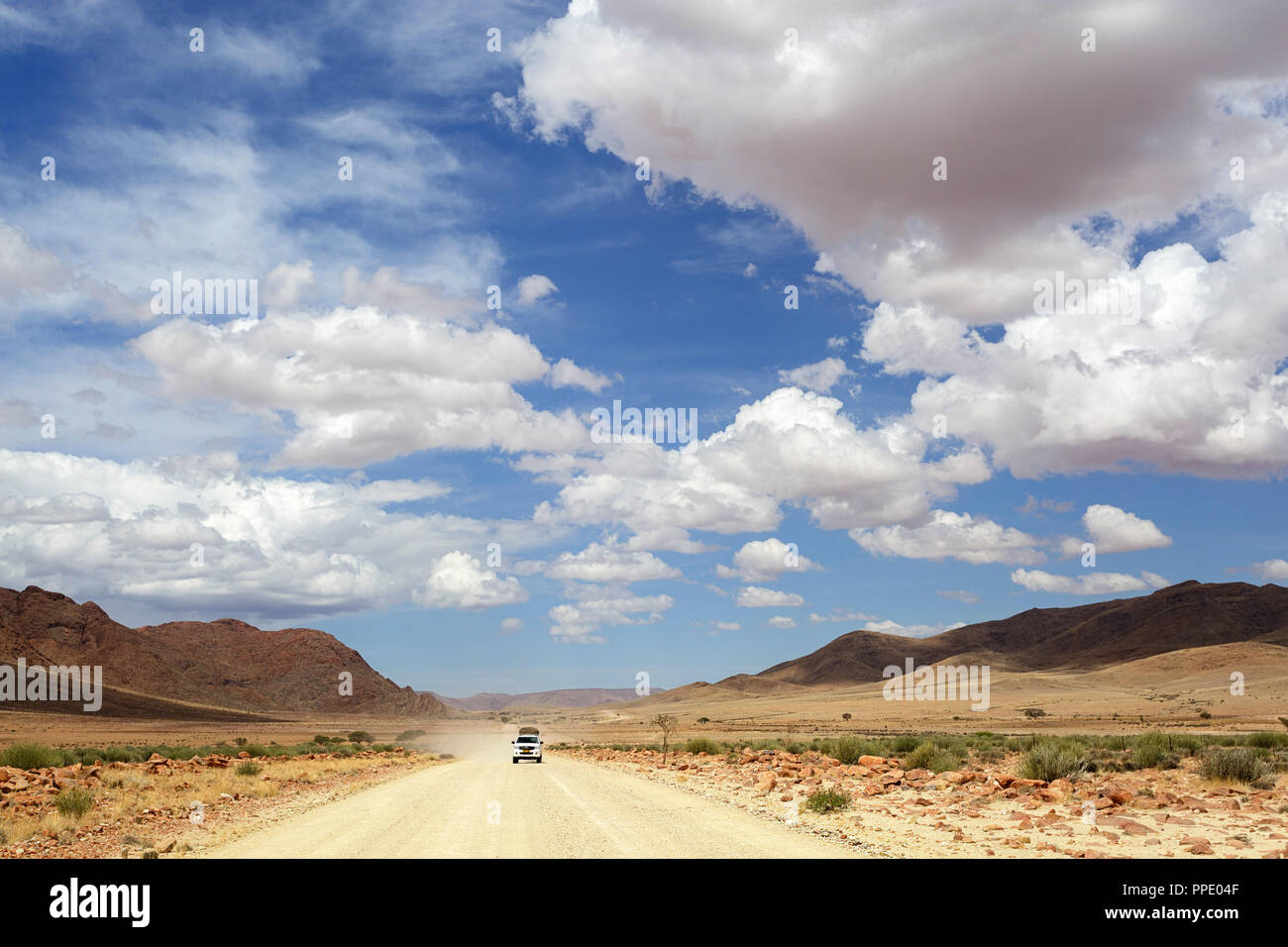 Touristen im 4x4 Autos auf einen Selbstfahrer Reise auf Schotterpiste durch die menschenleeren Landschaft Stockfoto