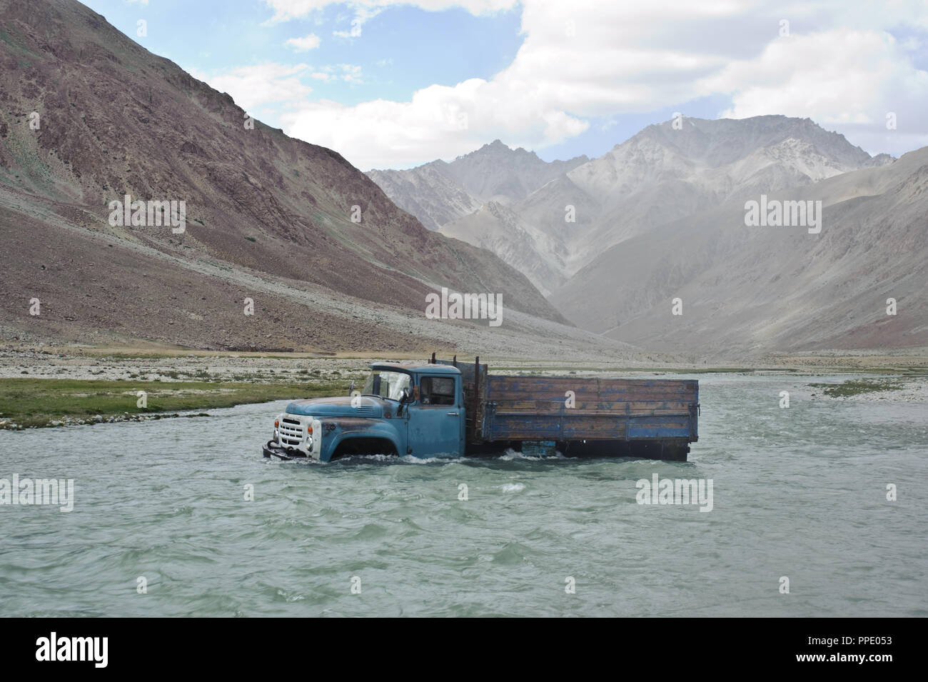Sowjetzeit Lkw stecken in der Mitte von einem Fluss (Pamir, Tadschikistan) Stockfoto
