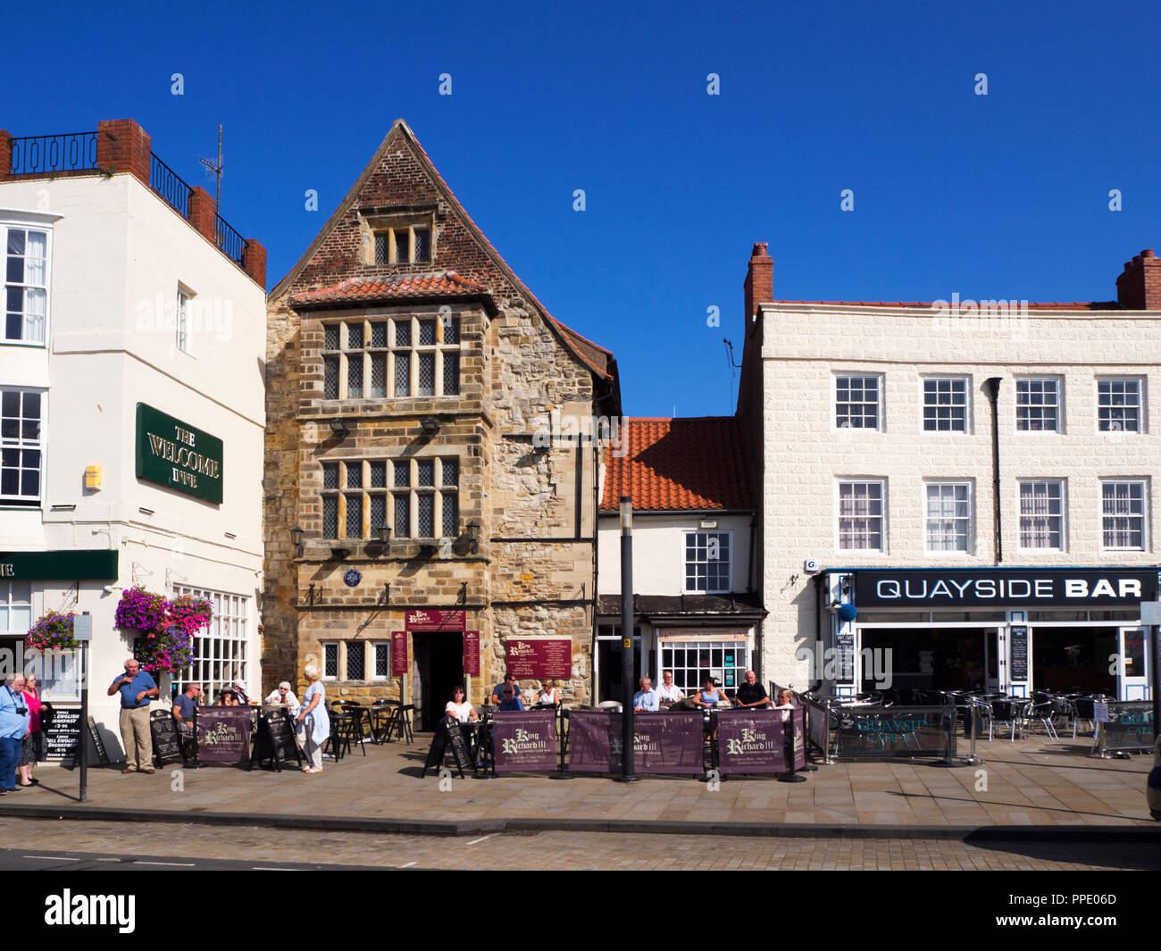Seafornt restaurants und bars an Sandside in Scarborough North Yorkshire England Stockfoto