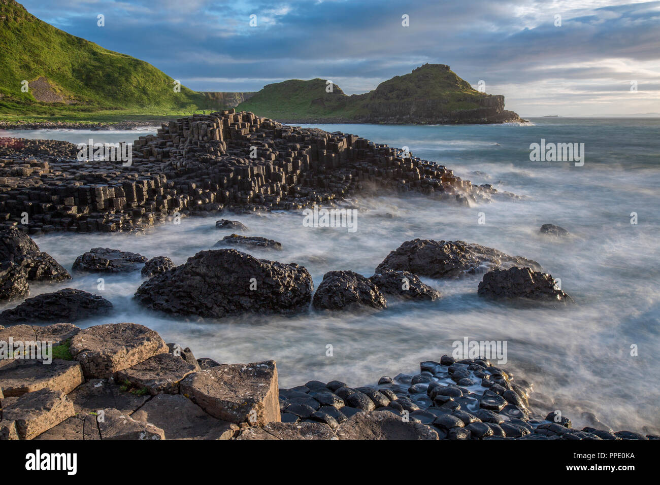Der Giant's Causeway, eine Fläche von etwa 40.000 Verriegelung Basaltsäulen, die Ergebnis einer alten vulkanischen Eruption. County Antrim, Nordirland Stockfoto
