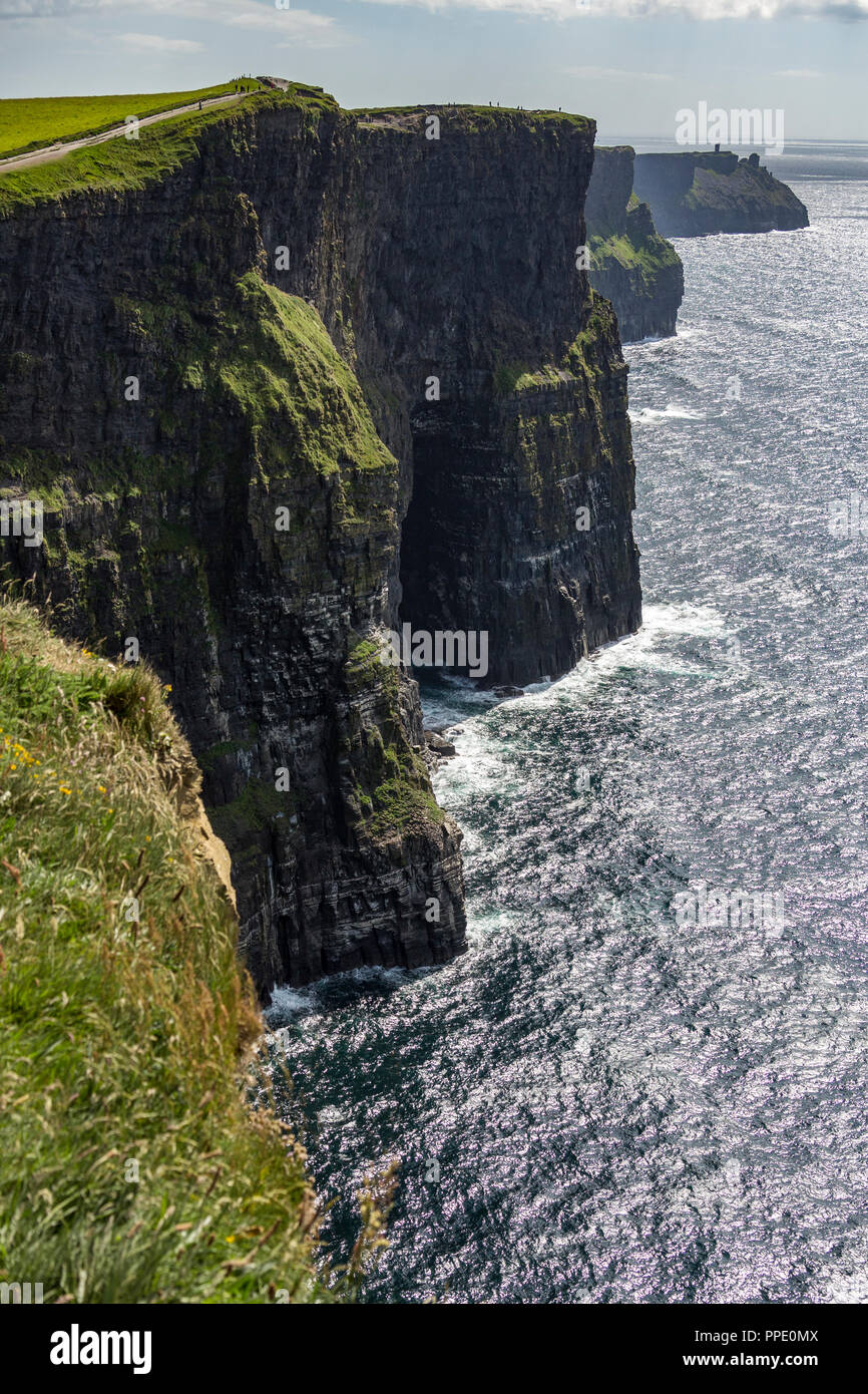Die Klippen von Moher - am südwestlichen Rand der Region Burren im County Clare, Irland. Steigen Sie 120 m (390 ft) über dem Atlantik Stockfoto