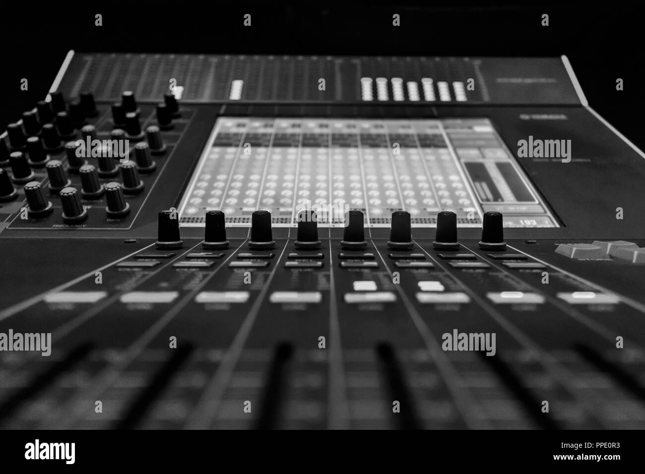 Nahaufnahme von Pro Audio Digital Mixing Console. Schwarz Bedienkonsole mit digitalen Clicken im Hintergrund Stockfoto