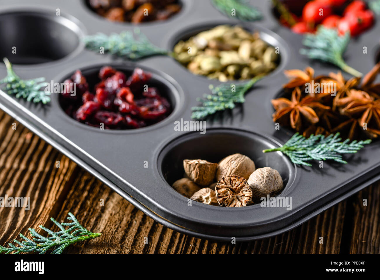 Traditionelle weihnachtliche Gewürze und Backzutaten Stockfoto