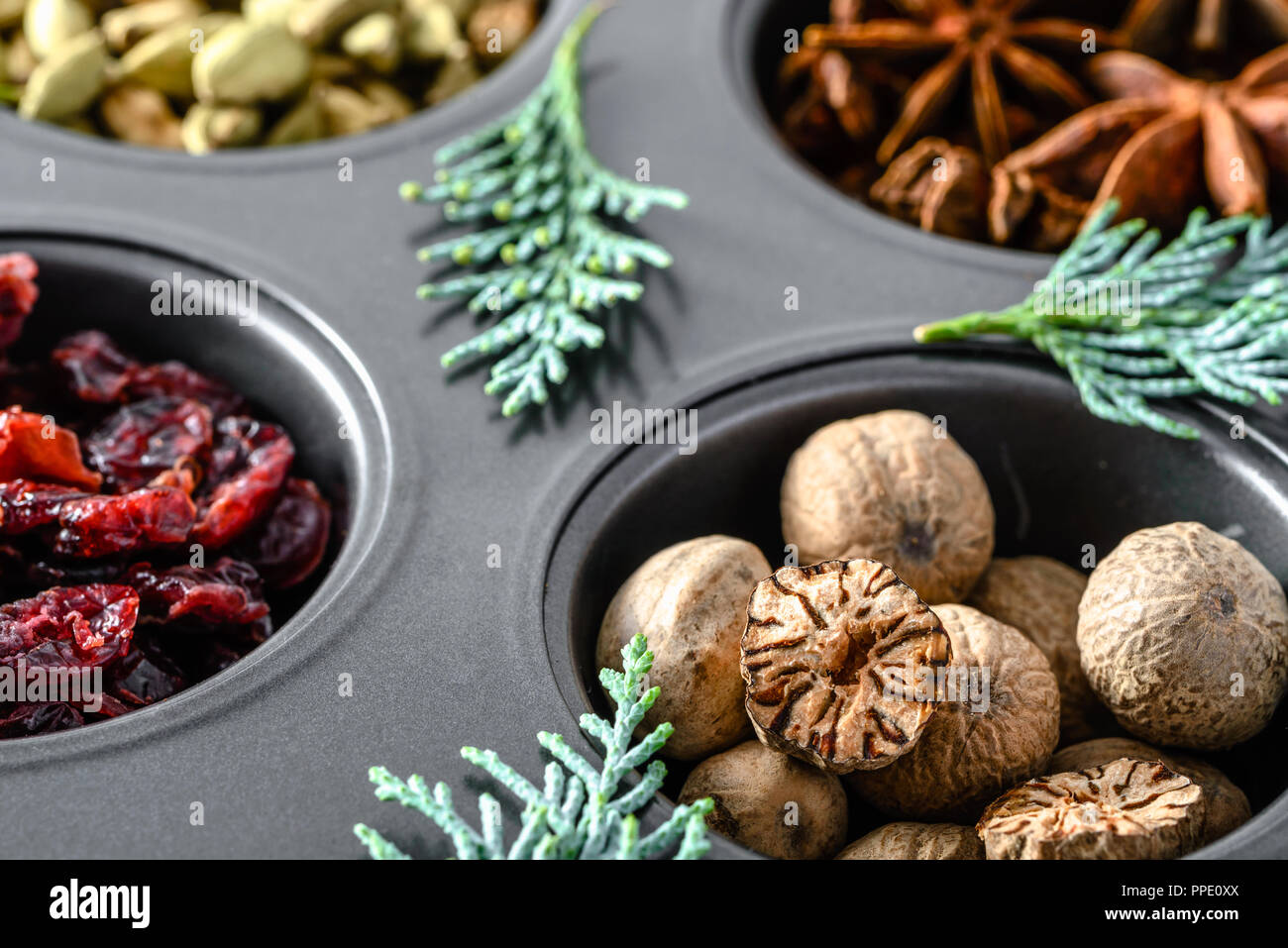 Muskatnuss. Weihnachten Spice zum Backen, Zutaten, die in einem Formular. Stockfoto