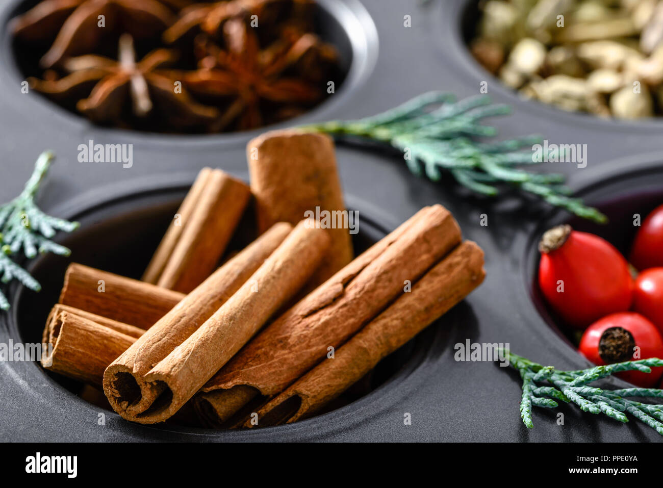 Zimtstangen. Weihnachten Spice zum Backen, Zutaten, die in einem Formular. Stockfoto