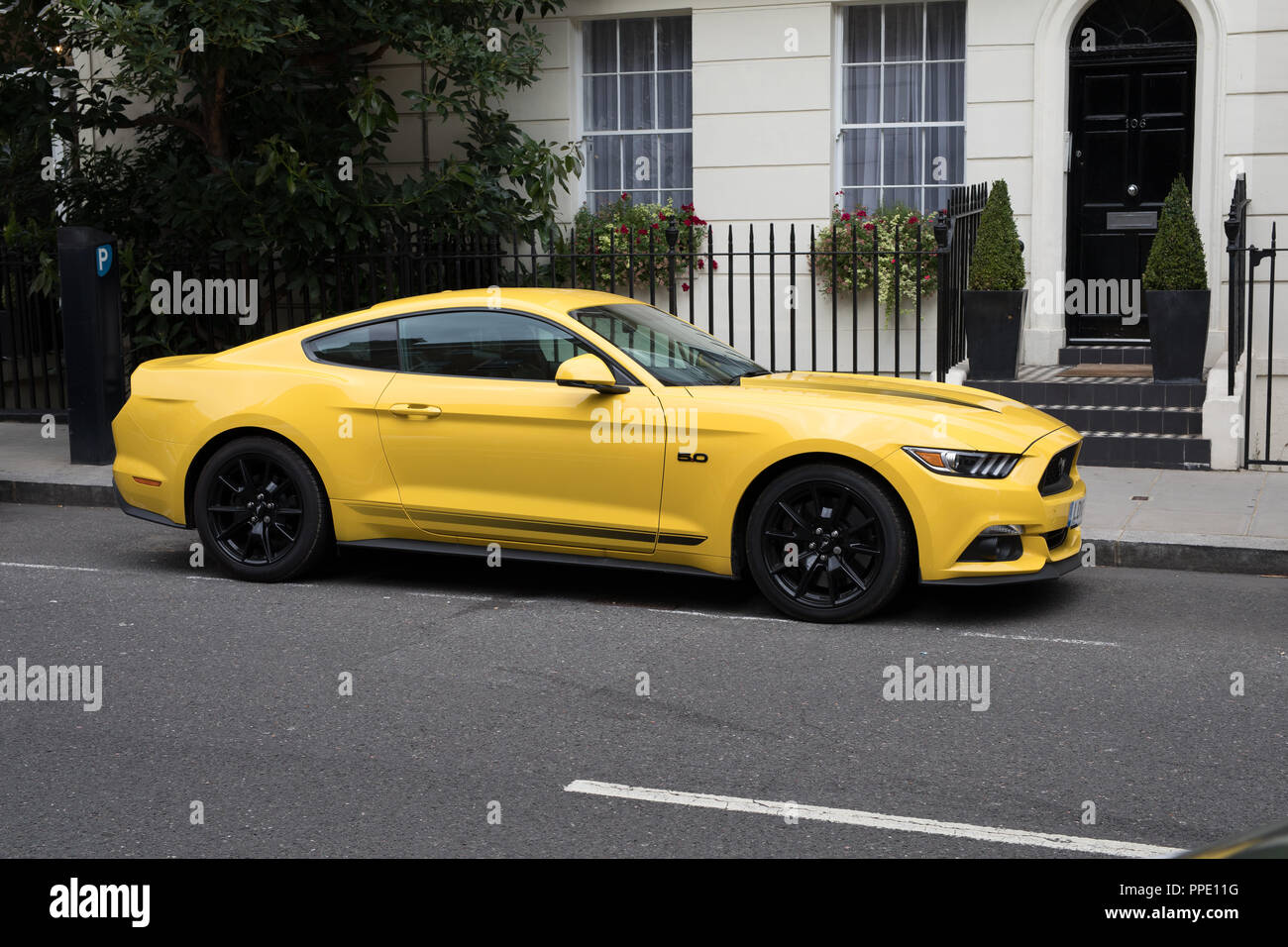 Ford Mustang auf eine Wohlhabende Londoner Straße geparkt. Stockfoto