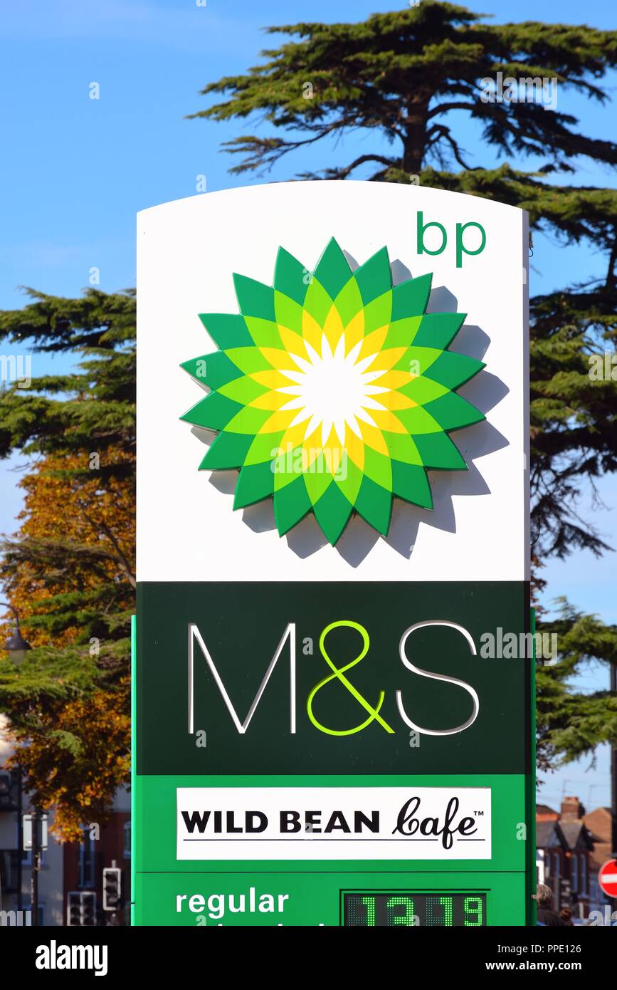 In der Nähe der BP-Tankstelle Zeichen logo Shepperton Surrey UK Stockfoto