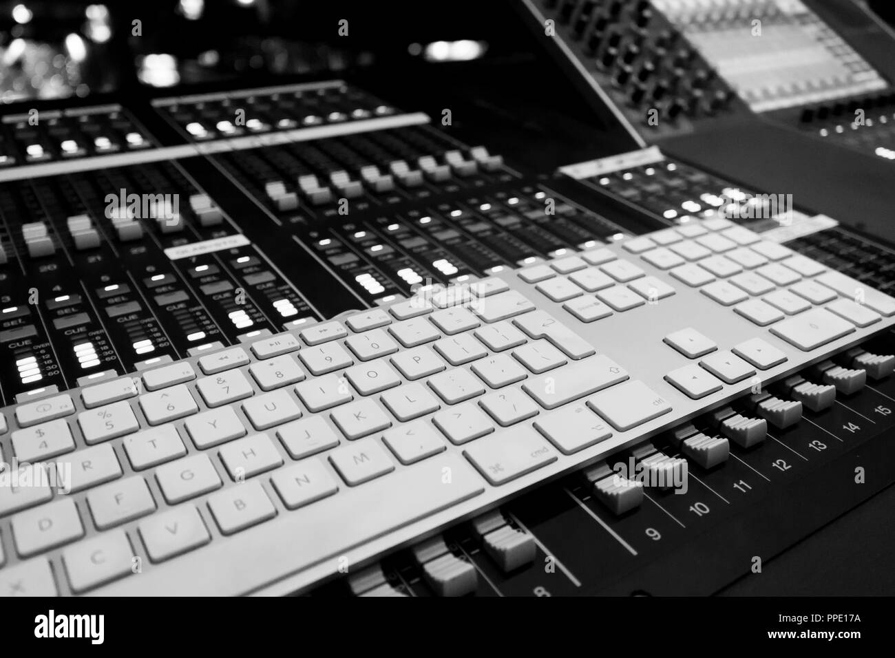 Weitwinkel Nahaufnahme von Pro Audio Digital Mixing Console. Weiß Silber und Weiß und Schwarz Tastatur Steuerkonsole Stockfoto
