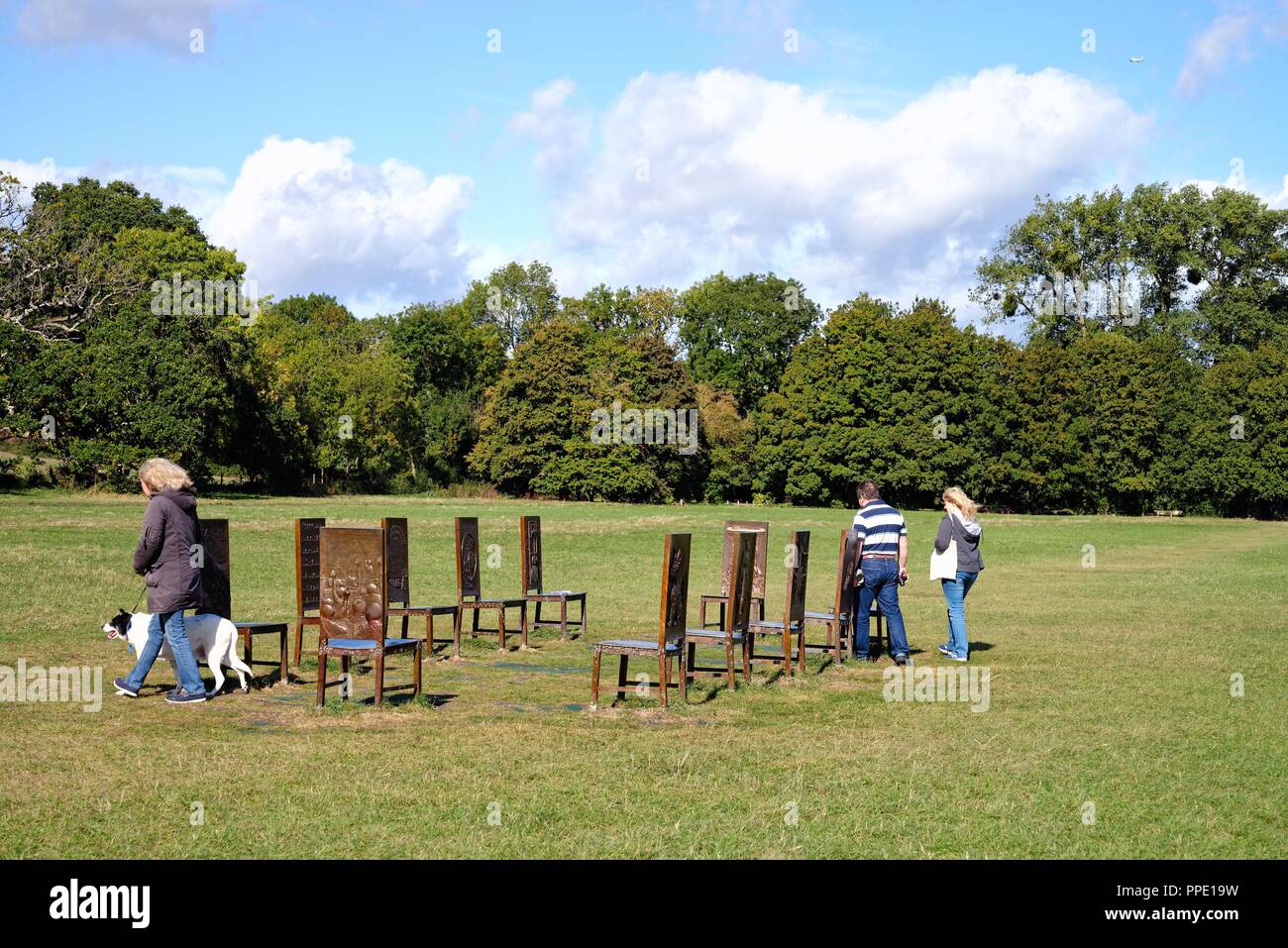Die "Geschworenen Stühle' an Runnymede durch den Künstler Hew Locke, Egham Surrey England UK erstellt Stockfoto
