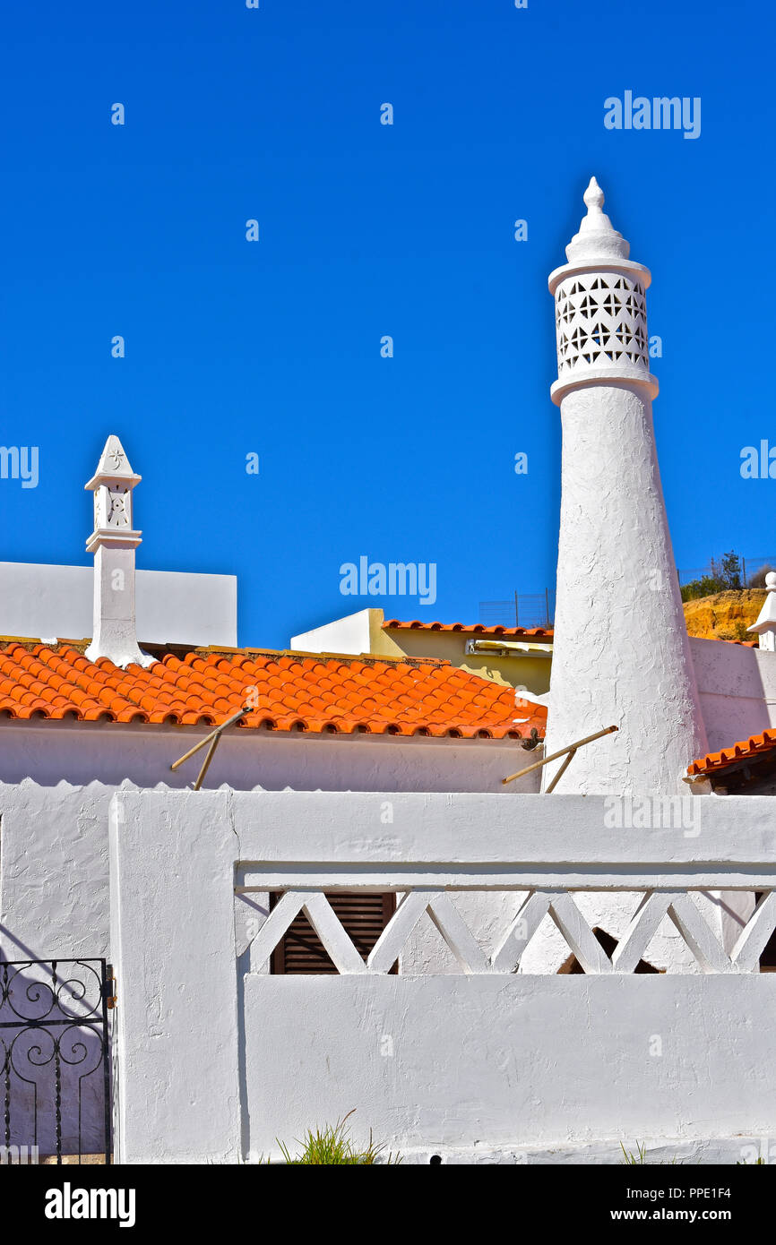 Olhus d'Agua ist La small viilage an der Algarve in Portugal. Hier die lokale Dächer haben typische traditionelle Schornsteine & roten Fliesen. Stockfoto