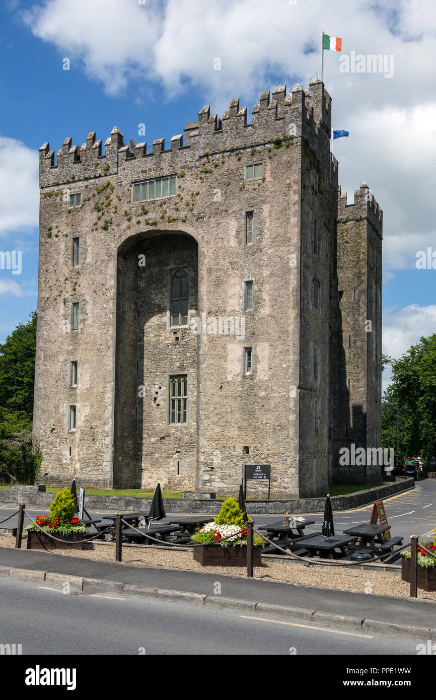 Bunratty Castle ist eine große aus dem 15. Jahrhundert und das Tower House in der Grafschaft Clare in der Republik Irland. Es mitten in Bunratty Village befindet, die c Stockfoto