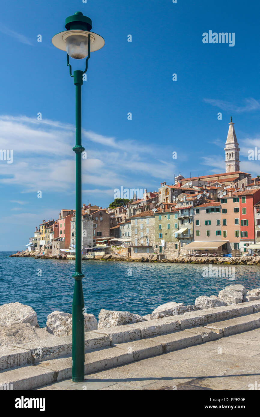 Die Stadt Rovenj auf der Halbinsel Istrien in Kroatien. Die Stadt ist auch bekannt durch seinen italienischen Namen Rovigno. An der westlichen Küste der Istr entfernt Stockfoto