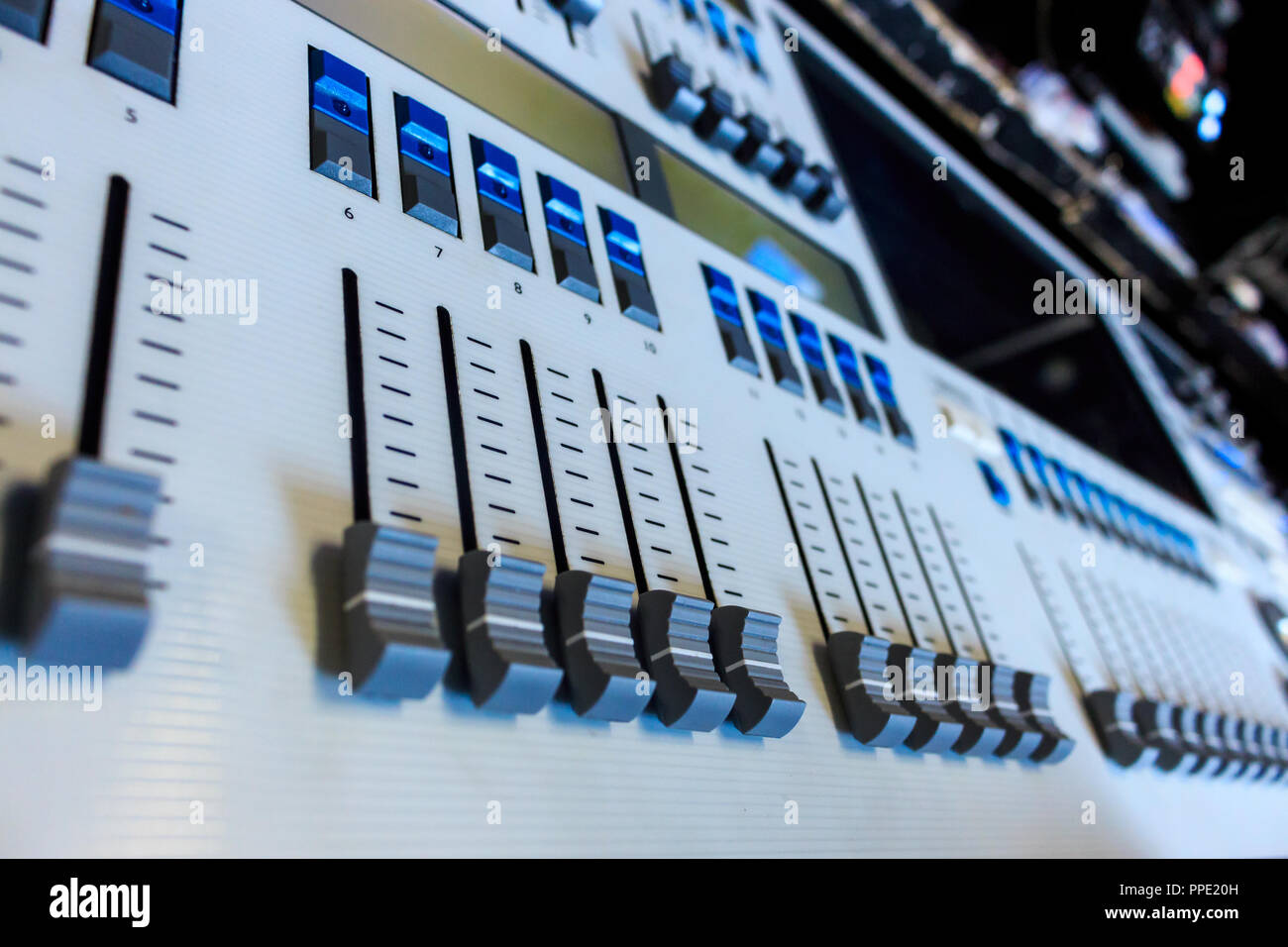 Closeup niedrige Ansicht der Professional Lighting Designers Programmierplatz, blau LED-Tasten auf weißem Schreibtisch, Board Stockfoto