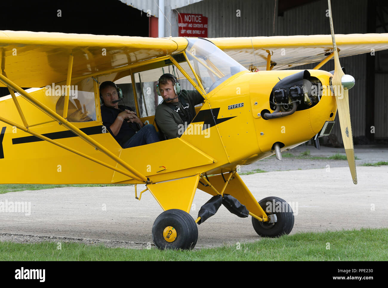 Arthur Williams und seine Piper Cub Stockfoto