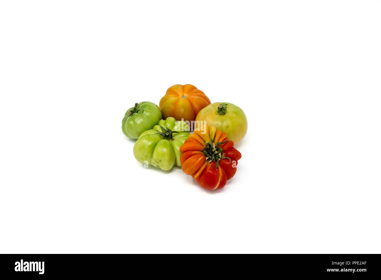 Eine Vielzahl von unvollkommenen, Reifung oder Erbe heirloom Tomaten in einer Einstellung Studio Stockfoto