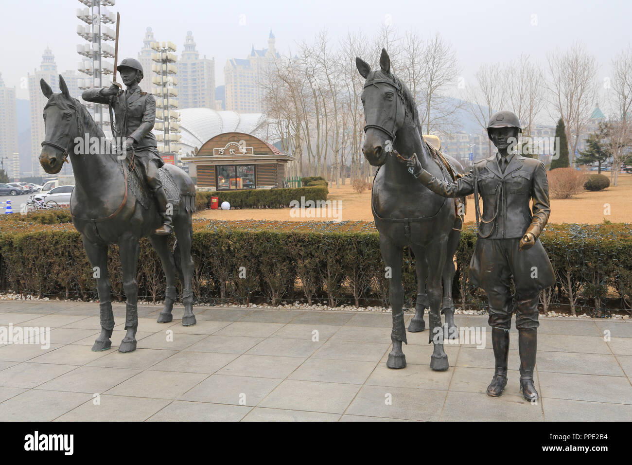 Statuen von zwei Pferde und ihre Reiter in Xinghai Square, Dalian, China. Stockfoto