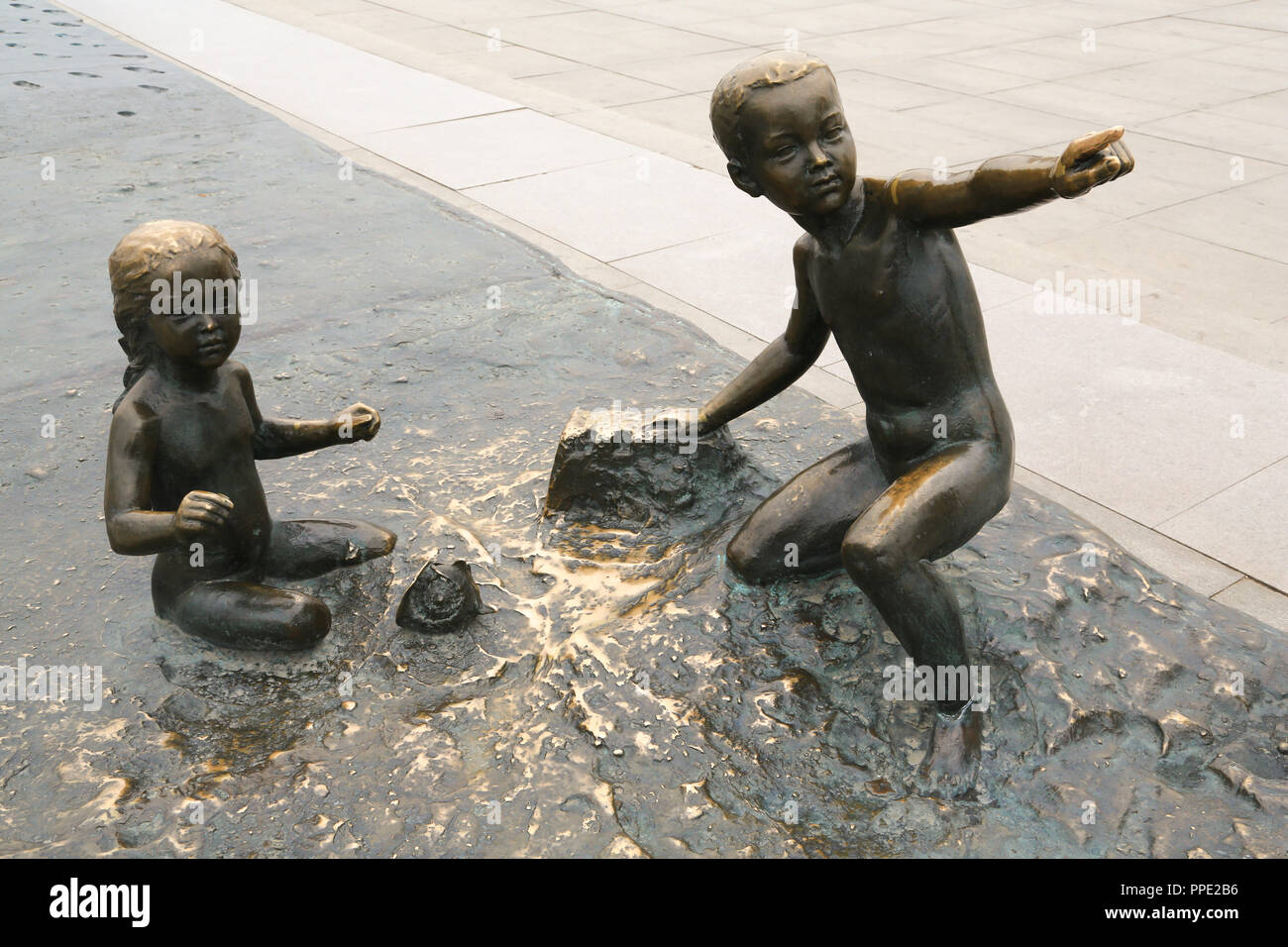 Bronze Statuen der ein Junge und ein Mädchen in Xinghai Square, Dalian, China. Stockfoto