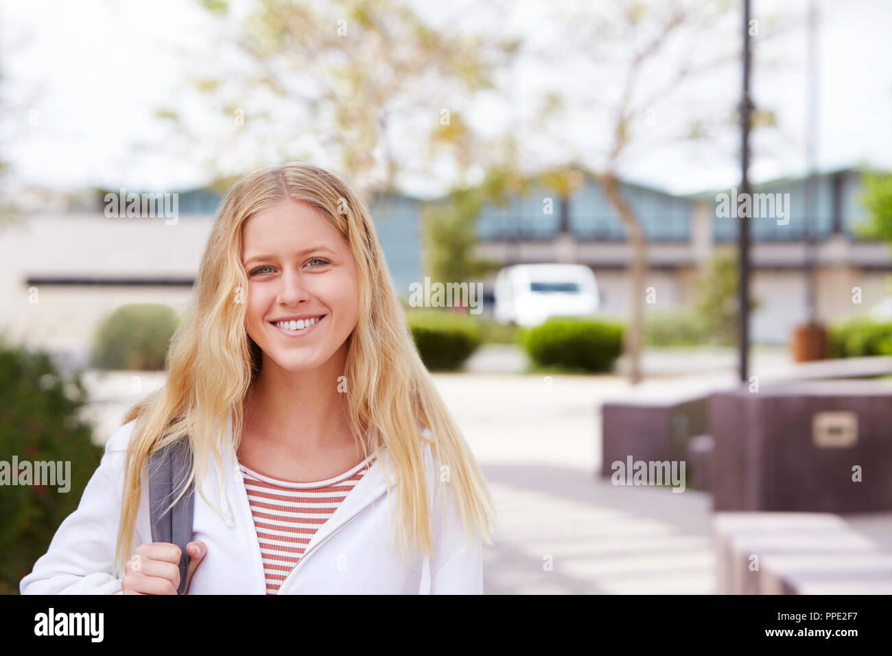 Portrait von weiblichen High School Schüler außerhalb der Hochschule Gebäude Stockfoto