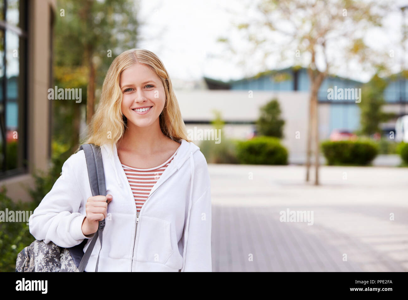 Portrait von weiblichen High School Schüler außerhalb der Hochschule Gebäude Stockfoto