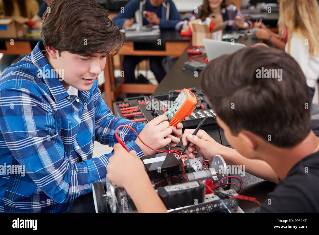 Zwei männliche Schüler bauen Roboter- Fahrzeug in Wissenschaft Lektion Stockfoto