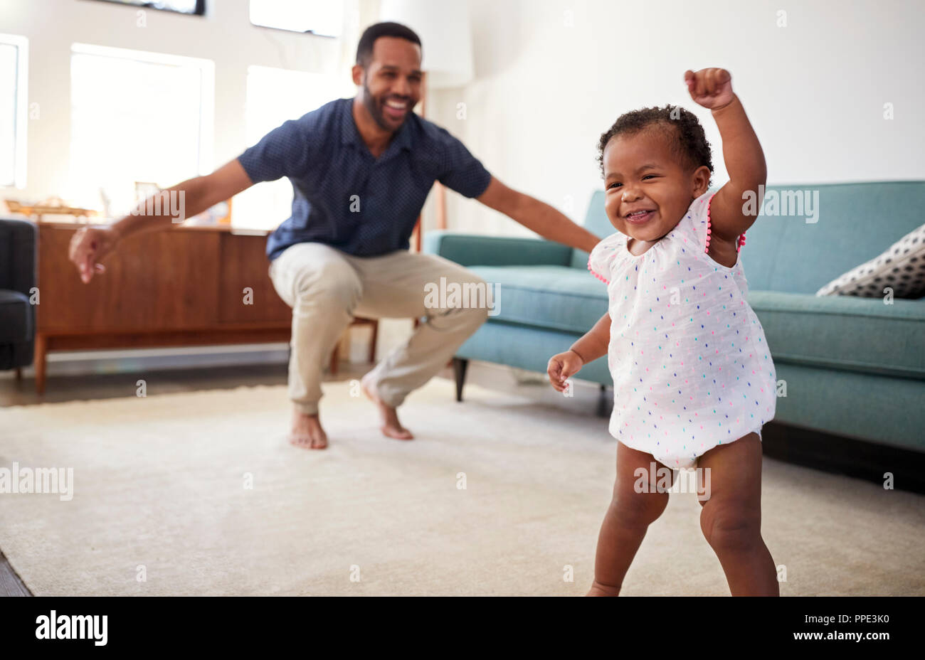 Baby Tochter Tanzen mit Vater im Wohnzimmer zu Hause. Stockfoto