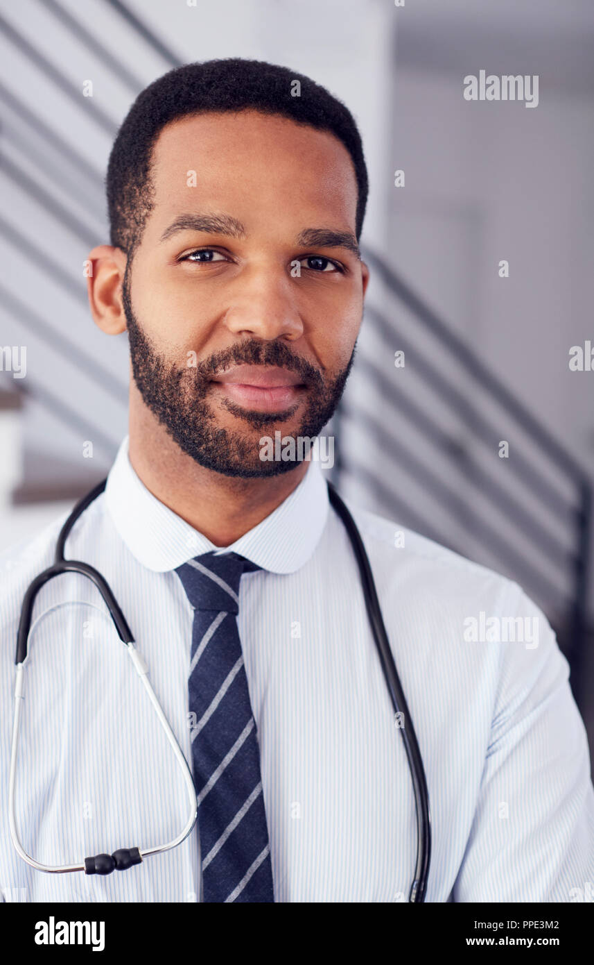 Portrait von männlicher Arzt mit Stethoskop im Krankenhaus Stockfoto