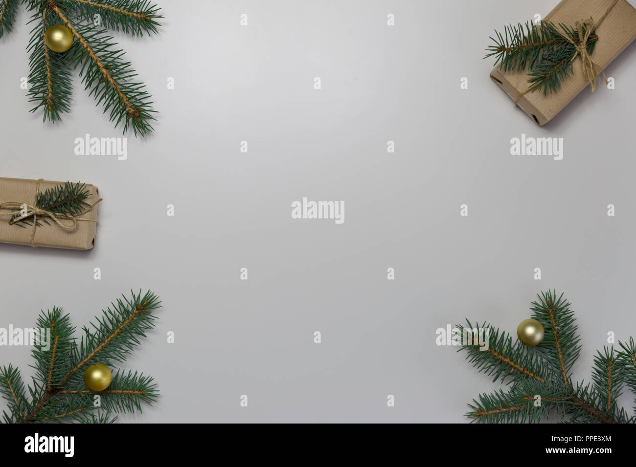Vorbereitet Weihnachtsgeschenke. Urlaubs- und Weihnachtsgeld Konzept. Verpackte Weihnachtsgeschenke. Stockfoto